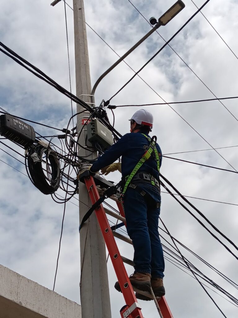 Instalación de Acometidas Eléctricas Aéreas