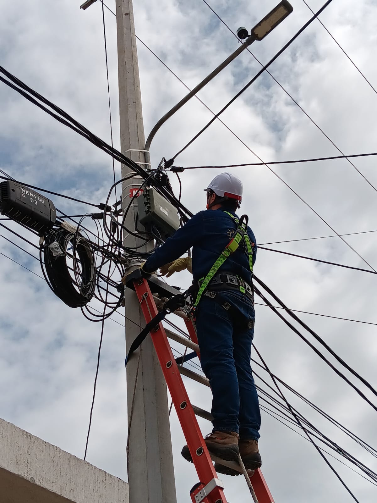 Instalación de Acometidas Eléctricas Aéreas