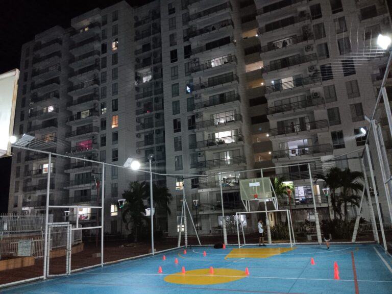 Instalación de Reflectores Solares en Cancha Deportiva