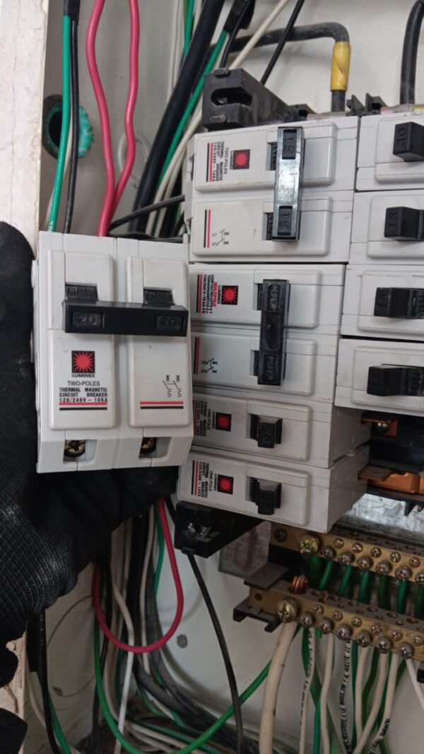 Breakers Termomagnéticos 40A – Protección Confiable para tu Sistema Eléctrico (copia)