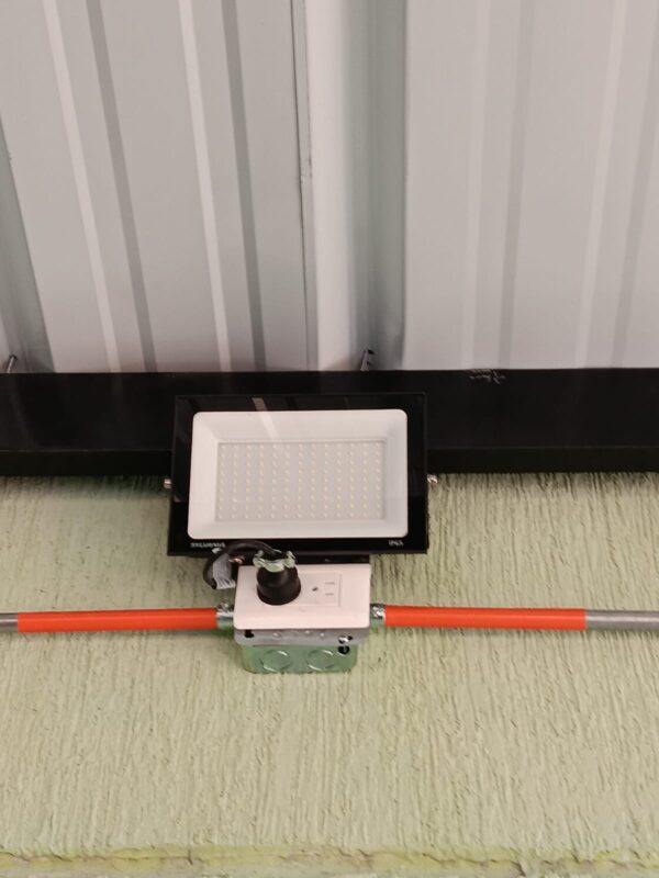 Reflector Convencional 200W – Potencia y Eficiencia para Grandes Espacios
