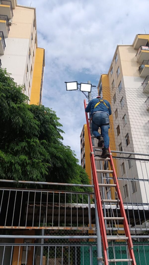 Reflector Convencional 200W – Potencia y Eficiencia para Grandes Espacios