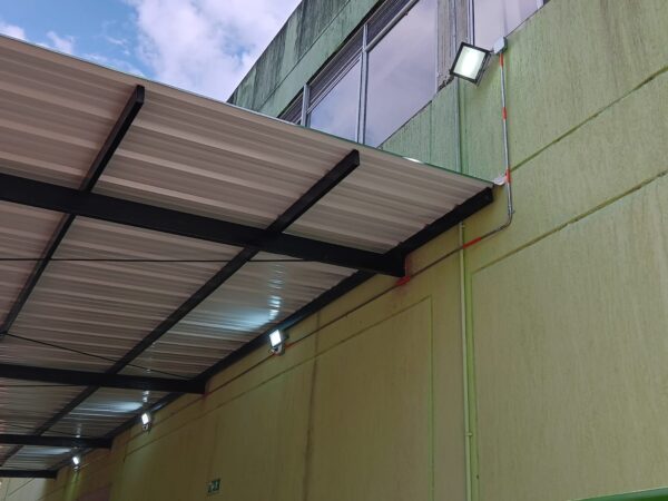 Reflector Convencional 200W – Potencia y Eficiencia para Grandes Espacios