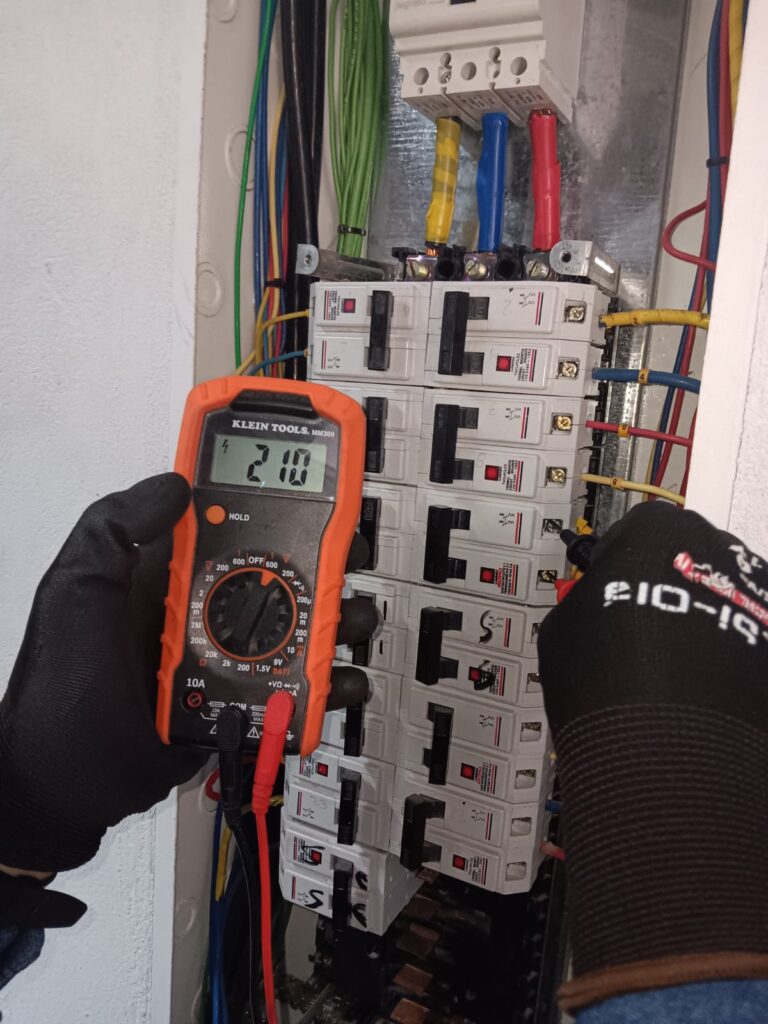 Verificación de voltaje en tablero de distribución